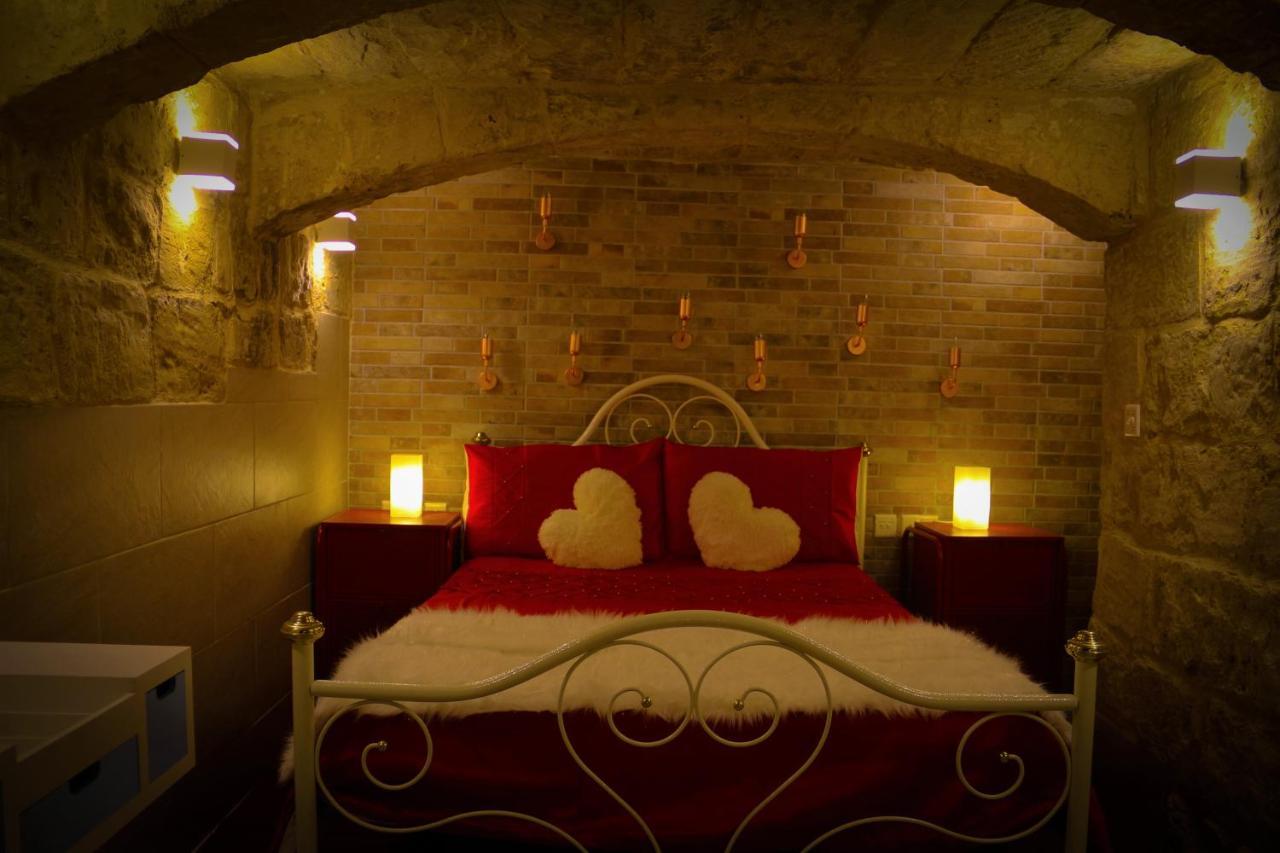 Malta'S Naughtiest Cabaret Appartement Il-Furjana Buitenkant foto